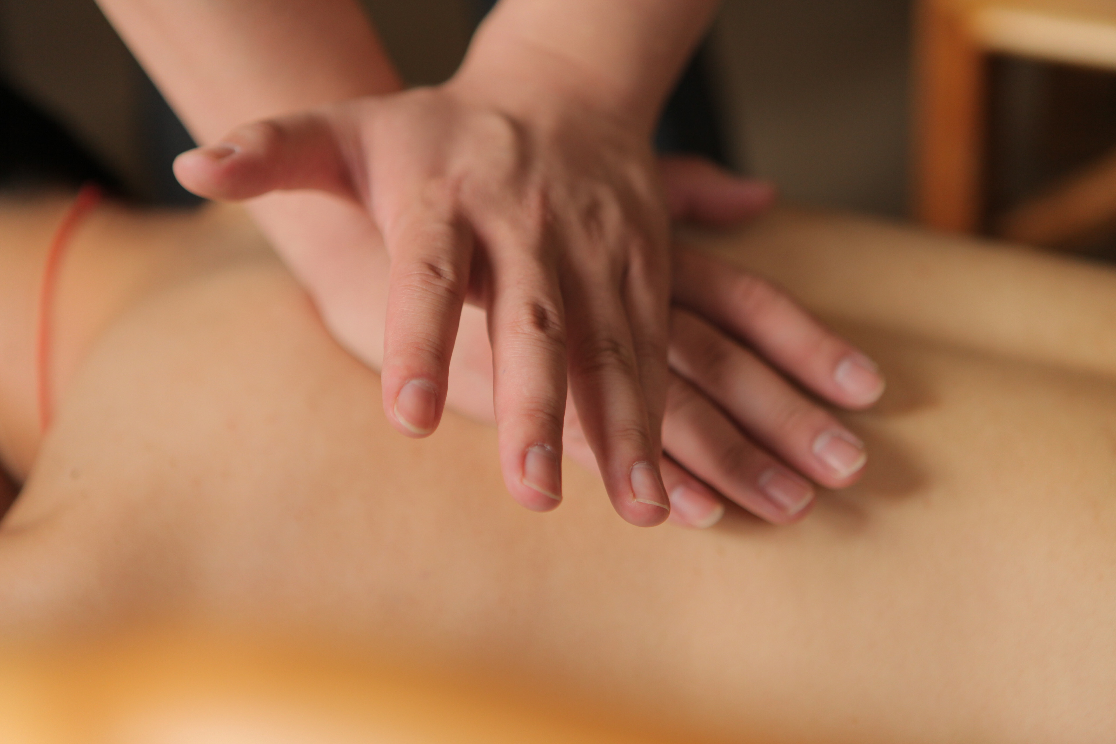 Monatsaktion im Juli, Klassische Rückenmassage min., auf der Homepage von Lotus Cosmetic Olivia Ellenberger GmbH, Olivia Ellenberger, Kosmetikerin EFZ